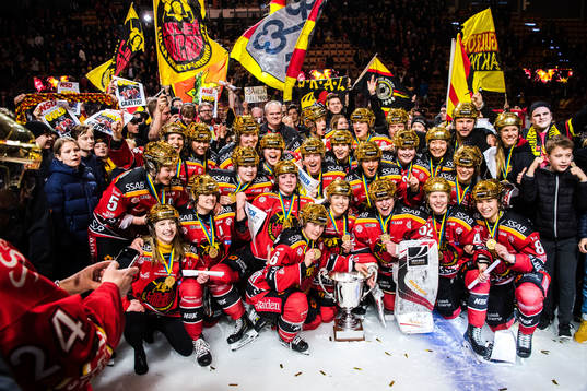 Luleås spelare jublar med pokalen