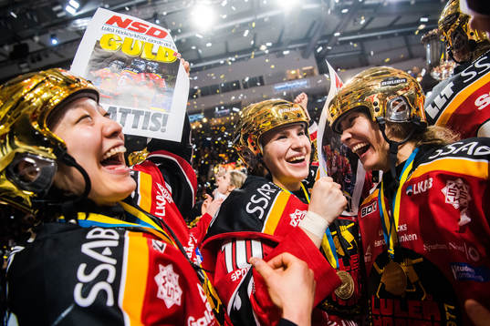 Luleås Christa Alanko jublar med lagkamrater