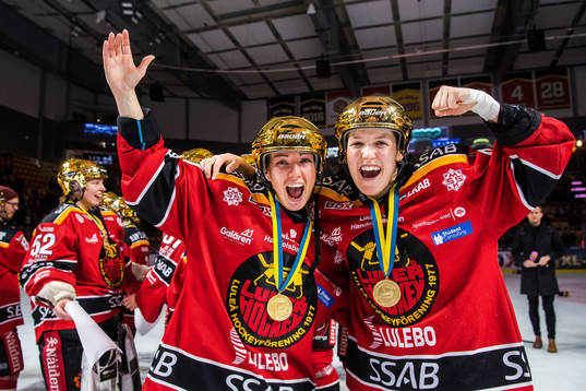 Luleås Rebecca Stenberg och Michelle Karvinen jublar