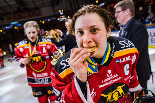Luleås Jenni Hiirikoski jublar med sin guldmedalj