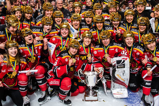 Luleås spelare jublar med pokalen
