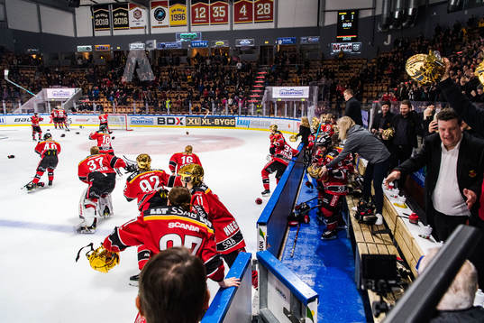 Luleås spelare stormar planen