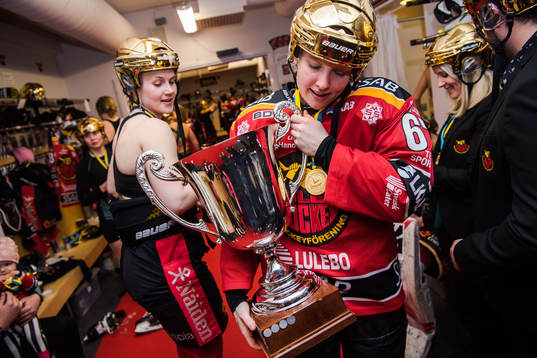Luleås Linn Peterson jublar i omklädningsrummet med