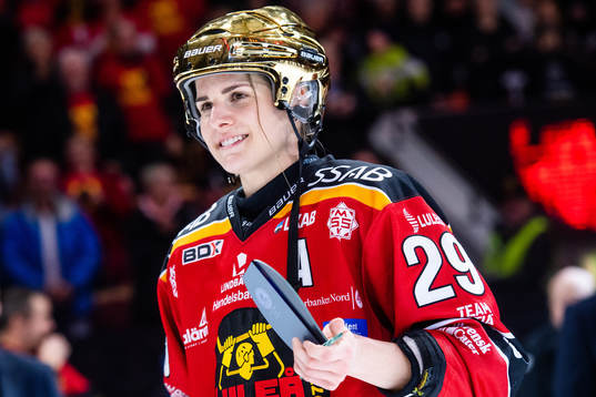 Luleås Emma Nordin med priset för Årets forward i SDHL