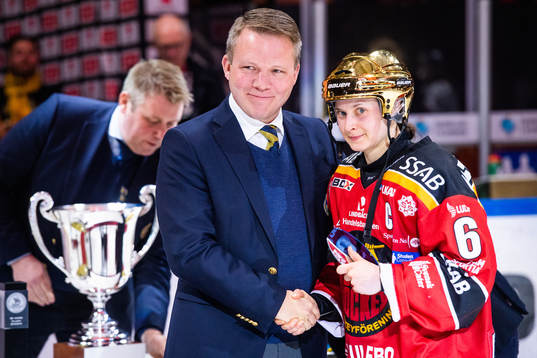 Luleås Jenni Hiirikoski tar emot pris som årets back i