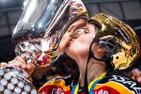 Luleås Michelle Karvinen jublar med pokalen