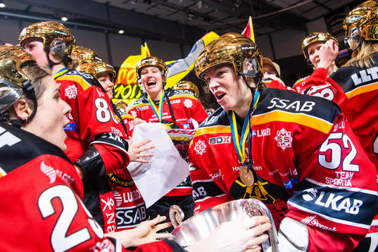 Luleås målvakt Sara Grahn jublar med pokalen