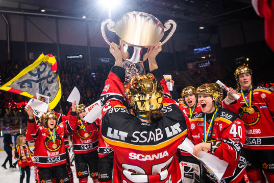 Luleås Rebecca Stenberg jublar med pokalen