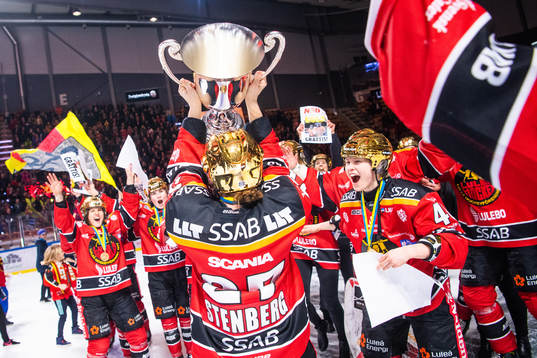 Luleås Rebecca Stenberg jublar med pokalen