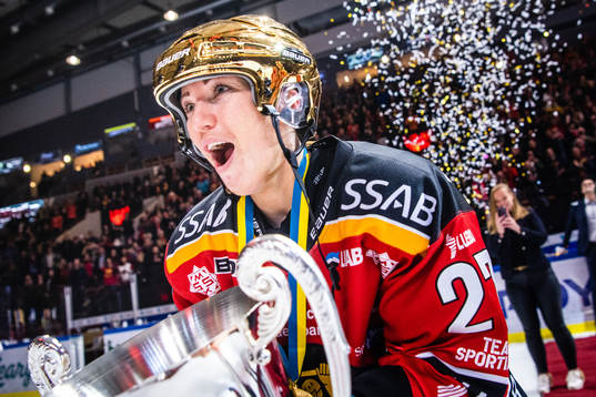 Luleås Rebecca Stenberg jublar med pokalen
