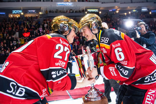 Luleås Rebecca Stenberg och Jenni Hiirikoski jublar med