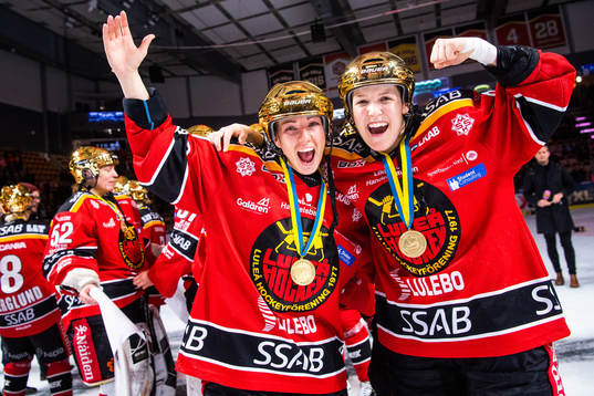 Luleås Rebecca Stenberg och Michelle Karvinen jublar
