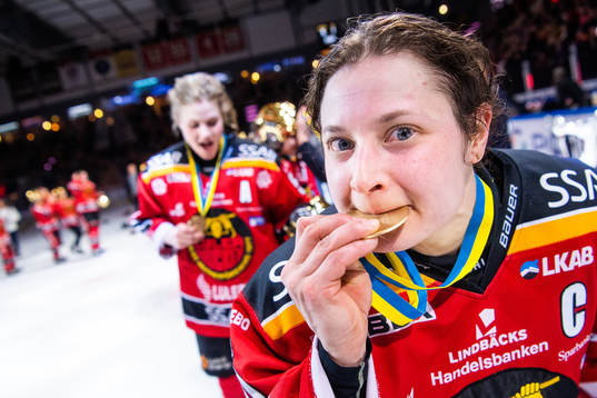 Luleås Jenni Hiirikoski med guldmedaljen