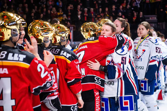 Linköpings Pernilla Winberg tackar Luleås spelare