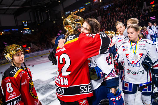 Linköpings Denise Altmann tackar Luleås Melinda Olsson