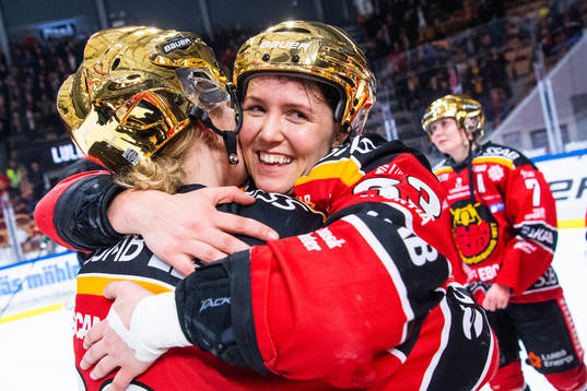 Luleås Pernilla Forsgren och Michelle Karvinen jublar