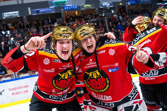 Luleås Melinda Olsson och målvakt Sara Grahn jublar