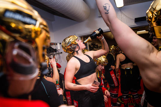 Luleås Ronja Savolainen dricker champagne