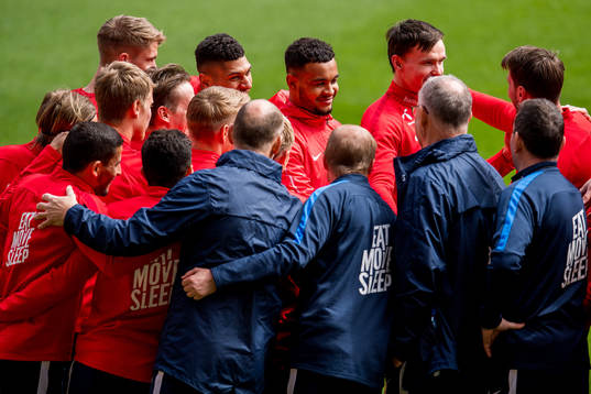 Joshua King, the players and staff of Norway gather in a