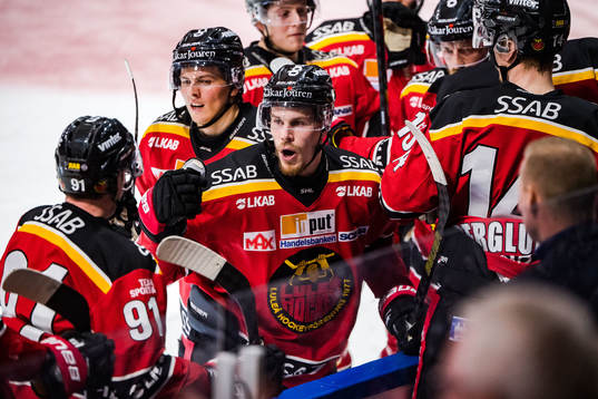 Luleås Emil Larsson jublar med lagkamrater