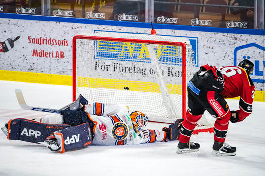 Luleås Emil Larsson gör 1-0