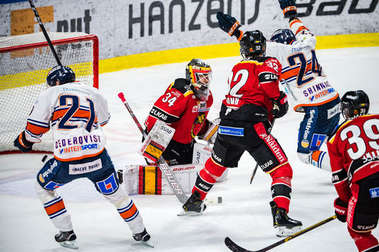 Växjös Filip Cederqvist och Brendan Shinnimin jublar