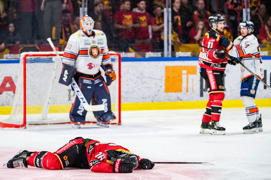 Luleås Niklas Olausson ligger på isen
