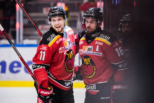 Luleås Petter Emanuelsson och Niklas Olausson jublar