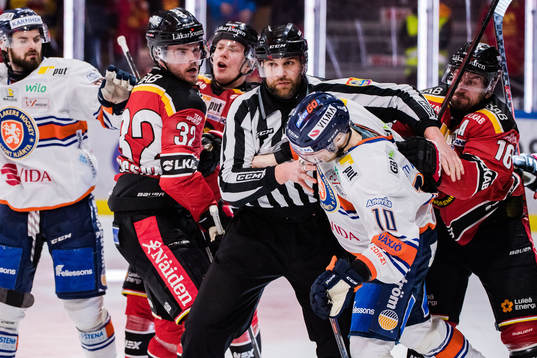 Luleås Oscar Engsund och Niklas Olausson i bråk med