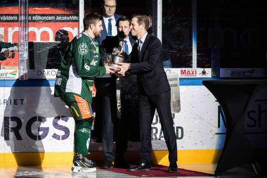 Färjestads Mikael Wikstrand tar emot en utmärkelse
