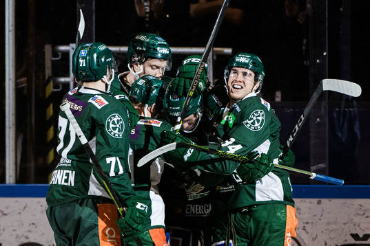Färjestads Joakim Nygård jublar med lagkamrater