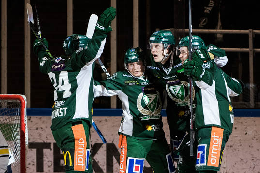 Färjestads Joakim Nygård jublar med lagkamrater