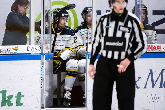 s Oscar Sundh deppar i utvisningsbåset
