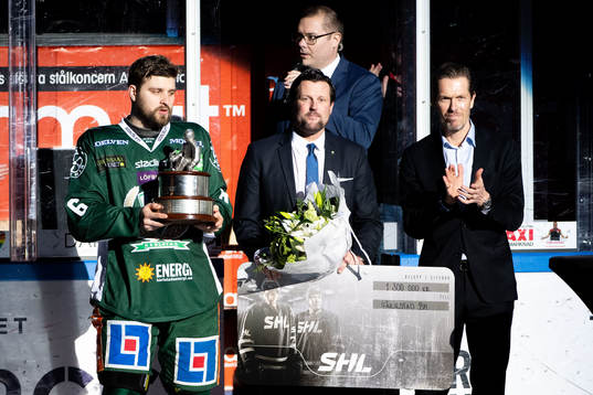 Färjestads Mikael Wikstrand och GM Peter Jakobsson tar