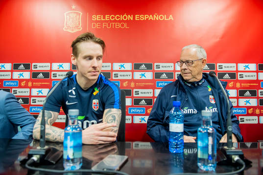 Stefan Johansen of Norway and Lars Lagerbäck, head coach