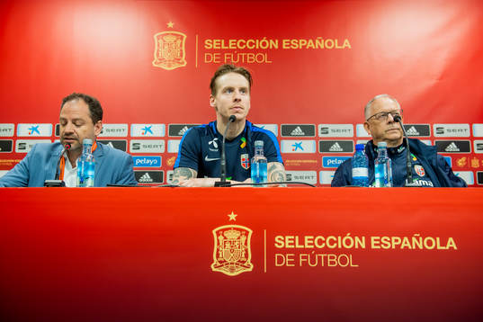 Stefan Johansen of Norway and Lars Lagerbäck, head coach