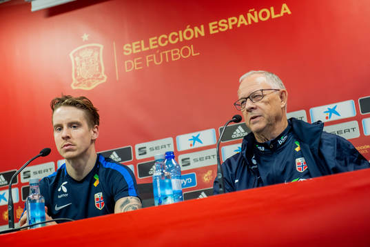 Stefan Johansen of Norway and Lars Lagerbäck, head coach
