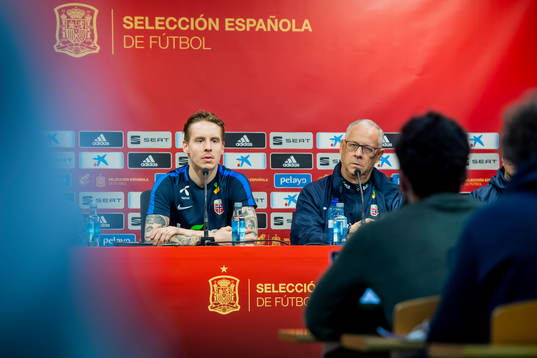 Stefan Johansen of Norway and Lars Lagerbäck, head coach