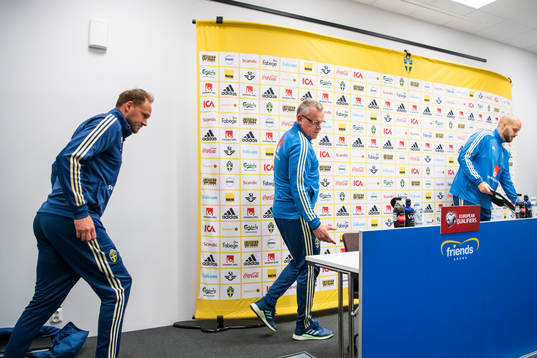 Sweden's head coach Janne Andersson (C) and team captain