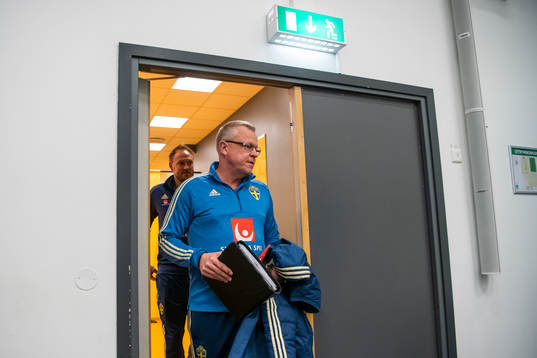 Sweden's head coach Janne Andersson (R) and team captain