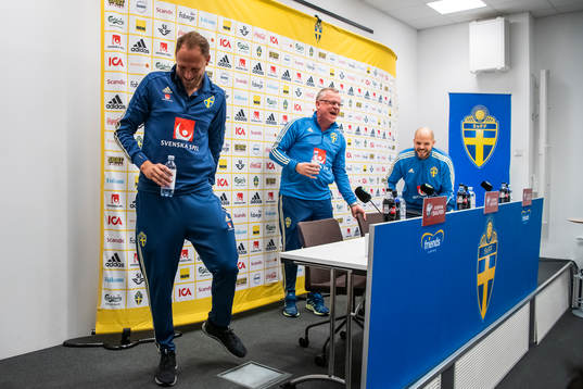 Sweden's head coach Janne Andersson (C) and team captain