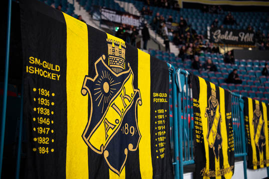 AIK-flaggor nedanför klacksektionen