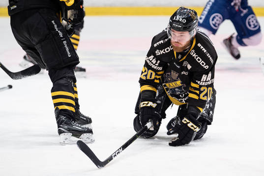 s Sam Marklund ligger på isen