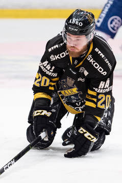 s Sam Marklund ligger på isen