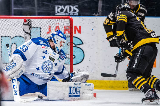 Leksands målvakt Axel Brage räddar