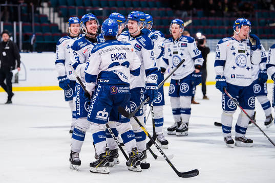 Leksands August Berg jublar med lagkamrater