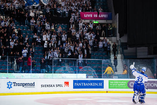 Leksands målvakt Axel Brage tackar publiken