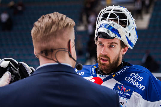 Leksands målvakt Axel Brage blir intervjuad