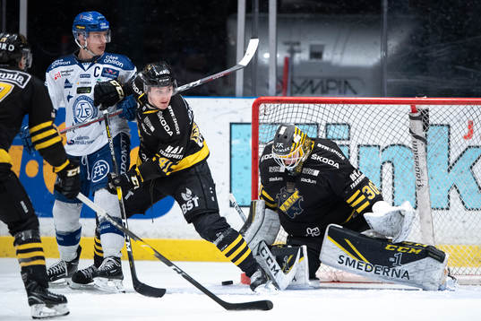 s målvakt Erik Källgren (h), Jesper Frödén och Leksands