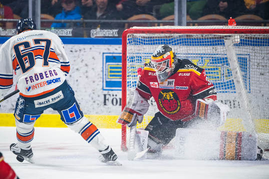 Växjös Linus Fröberg och Luleås målvakt Joel